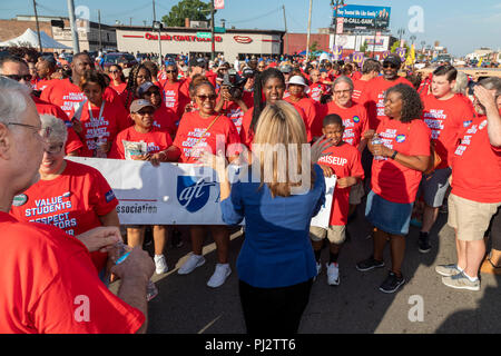 Detroit, Michigan - 3 Settembre 2018 - Jocelyn Benson (torna alla telecamera), il candidato democratico per Michigan il Segretario di Stato, colloqui con gli insegnanti Foto Stock