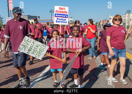 Detroit, Michigan - 3 Settembre 2018 - i membri dell'American lavoratori postali Unione marzo a Detroit la parata del giorno del lavoro, protestando Presidente Trump's Foto Stock