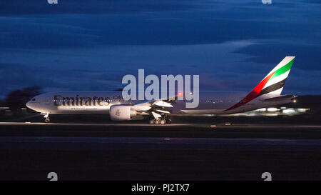 Emirates Airlines Boeing 777 volo a Dubai si discosta dall'Aeroporto Internazionale di Glasgow, Renfrewshire, Scozia - 8 Settembre 2017 Foto Stock