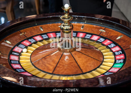 La Roulette di filatura, in movimento, durante una demo. La Roulette è un gioco d'azzardo e scommesse gioco di casino' immagine di una roulette gira veloce con un bianco ba Foto Stock