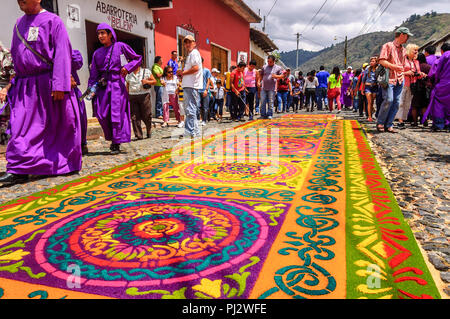 Antigua Guatemala - Marzo 15, 2015: la Quaresima processione tappeto nella città coloniale con i più famosi alle celebrazioni della Settimana Santa in America Latina. Foto Stock