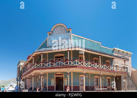 Il Grand Hotel Palace e 3 volumi in Old Tucson, Arizona dipinte in rosso e blu contro il blu intenso del cielo. Foto Stock