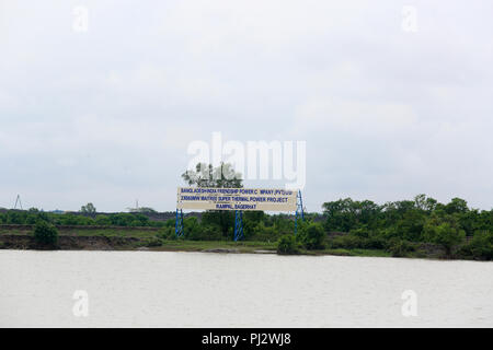 Rampal del carbone in base power station project, una joint venture è noto come Bangladesh-Indian amicizia Company (BIFPC) sulla banca del fiume di Pasur. Foto Stock