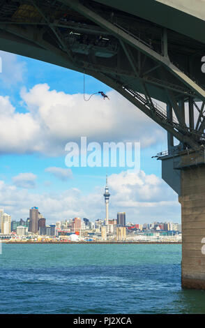 Bungee Jumping dal Ponte del porto di Auckland, Isola del nord, Nuova Zelanda, Foto Stock