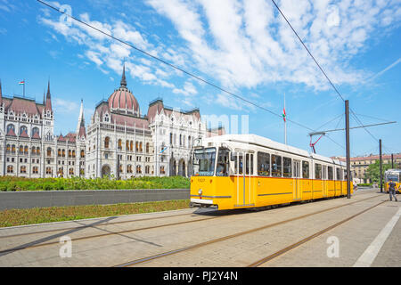 Tram di Budapest con il Parlamento ungherese edificio nella città di Budapest, Ungheria. Foto Stock