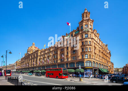 Street View di Londra con i famosi grandi magazzini Foto Stock