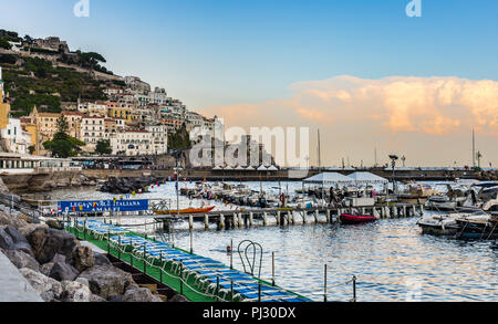 AMALFI (SA). Italia - Agosto 30, 2018: i turisti sono rilassanti su barche ormeggiate nel porto di Amalfi al tramonto Foto Stock