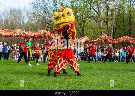 Berlino - Aprile 15, 2018: Sakura fioritura giorno. Parco 'giardini del mondo' (Gaerten der Welt). Dragon dance. Arte Cinese tradizionale. Foto Stock