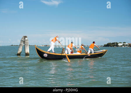 I canottieri sul loro modo al Canal Grande per partecipare alla storica regata annuale Foto Stock