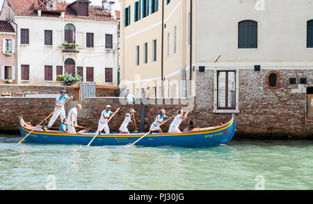 I canottieri sul loro modo al Canal Grande per partecipare alla storica regata annuale Foto Stock