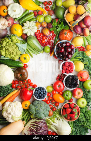 Una sana frutta estiva verdure bacche disposti in un telaio a cerchio, Ciliege Pesche Fragole Cavolo broccoli Cavolfiori squash pomodori carote, barbabietole, copia spazio, vista dall'alto, il fuoco selettivo Foto Stock