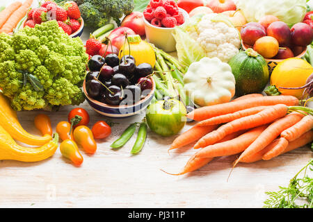 Un sacco di frutta estiva verdure bacche, mele Ciliege Pesche Fragole Cavolo broccoli Cavolfiori squash Pomodori Carote cipolline fagioli barbabietola, copia di spazio, il fuoco selettivo Foto Stock