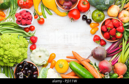 Colorato la produzione agricola, frutta verdura bacche, mele Ciliege Pesche Fragole Cavolo broccoli Cavolfiori squash Pomodori Carote cipolline fagioli barbabietola, copia spazio, vista dall'alto Foto Stock