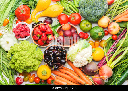 Frutta estiva verdure bacche sfondo, mele Ciliege Pesche Fragole Cavolo broccoli Cavolfiori squash Pomodori Carote cipolline barbabietola, vista dall'alto, il fuoco selettivo Foto Stock