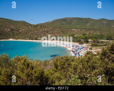 Villasimius, Italia - 18 agosto 2017: trasparente e turchese del mare a Cala Sinzias, Villasimius. Sardegna Italia Foto Stock