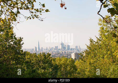 Vista della città di Londra da One Tree Hill, Onore Oak, Southwark, Londra, Regno Unito Foto Stock