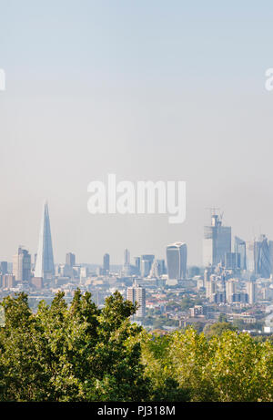 Vista della città di Londra da One Tree Hill, Onore Oak, Southwark, Londra, Regno Unito Foto Stock