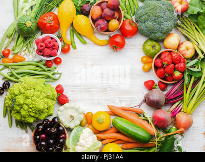 Fattoria colorata frutta verdura bacche, mele Ciliege Pesche Fragole Cavolo broccoli Cavolfiori squash Pomodori Carote cipolline fagioli barbabietola, copia spazio, vista dall'alto Foto Stock