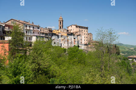 Skyline del borgo medievale di Sassocorvaro, nella provincia di Pesaro e Urbino, Italia. Foto Stock