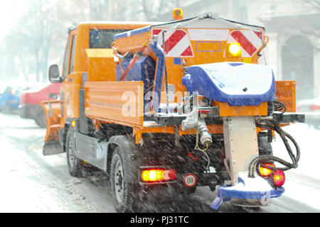 Carrello dello spanditore in inverno la neve blizzard meteo Foto Stock