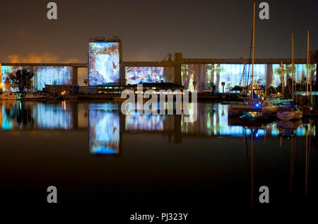 America del nord, Canada Quebec Quebec City, il Mulino di immagine spettacolo luminoso proiettato sul vecchio porto elevatori della granella Foto Stock