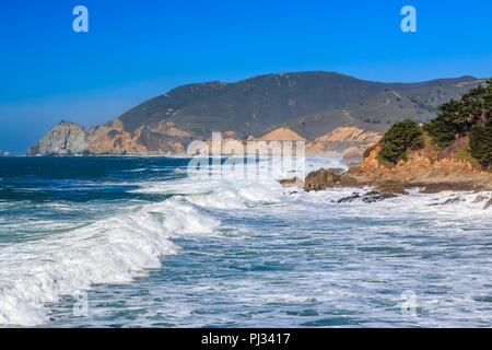 Onde frantumazione su un robusto Californa settentrionale beach in Montara vicino a San Francisco in una giornata di sole Foto Stock