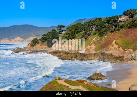 Onde frantumazione su un robusto Californa settentrionale beach in Montara vicino a San Francisco in una giornata di sole Foto Stock