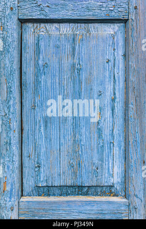 Vecchie persiane in legno ricoperto in vernice blu con incrinature Foto Stock