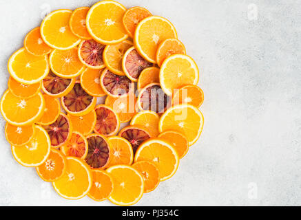 Diverse varietà di agrumi disposti in un cerchio su sfondo bianco da tavola, vista dall'alto, copia di spazio, il fuoco selettivo Foto Stock