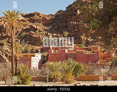 Villaggio nei pressi di Tafraout. Esso si trova nelle montagne Anti-Atlas nel sud del Marocco. Foto Stock