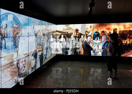 I visitatori che desiderano a multi touch screen mostra che introducono diverse non-Ebreo caratteri che hanno sostenuto gli ebrei e il sionismo, e hanno contribuito a stabilire lo stato di Israele all'interno degli amici di Sion museo situato nella zona ovest di Gerusalemme in Israele. Il fondatore del museo è Mike Evans, un American Christian evangelista ed è finanziato da donatori cristiani provenienti da tutto il mondo. Foto Stock