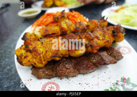 Cibo afghano, agnello alla griglia e spiedini di pollo Foto Stock