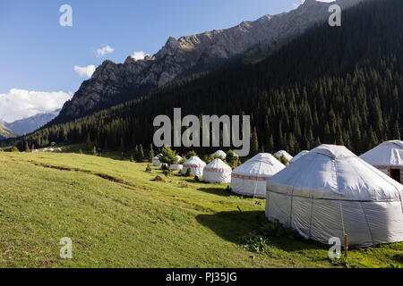 Yurta Camp nella valle di Altyn-Arashan vicino a Karakol in Kirghizistan Foto Stock