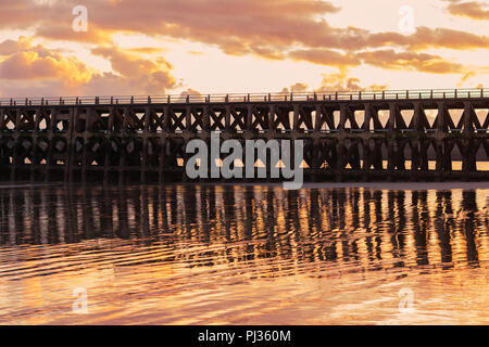 Tramonto al porto di Newhaven vicino a Seaford, East Sussex, Inghilterra, il fuoco selettivo Foto Stock