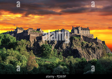 Bellissimo paesaggio del Castello di Edimburgo al tramonto Foto Stock