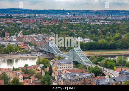 DRESDEN, Germania - 21 agosto: veduta aerea di Dresda, Germnay il 21 agosto 2018. Vista da Loschwitz al famoso chiamato ponte Blaues Wunder (blu Foto Stock