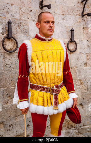 Un uomo dal Valdimontone (RAM) Contrada attende per l'assegnazione dei cavalli cerimonia per iniziare in Piazza del Campo Palio di Siena, Italia Foto Stock