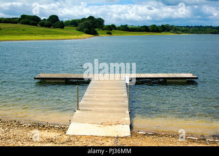 Bewl serbatoio acqua in Lamberhurst, Kent, Inghilterra. Vista del fiume, il fuoco selettivo Foto Stock