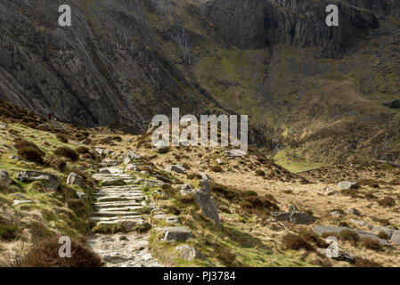 Percorso roccioso che conduce fino al Devils" Cucina a Cwm Idwal nella riserva naturale del Parco Nazionale di Snowdonia, il Galles del Nord. Foto Stock