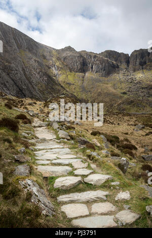 Percorso roccioso che conduce fino al Devils" Cucina a Cwm Idwal nella riserva naturale del Parco Nazionale di Snowdonia, il Galles del Nord. Foto Stock