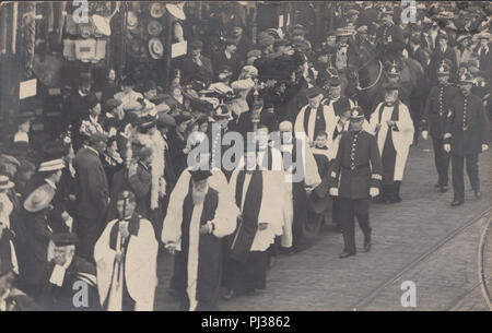 L'annata 1907 Cartolina fotografica di una processione religiosa con una scorta della polizia. Pubblicato da Great Yarmouth, Norfolk Foto Stock