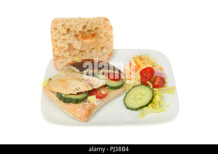 Filetti di Sgombro su pane ciabatta con insalata su una piastra isolata contro bianco Foto Stock