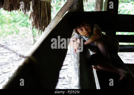 Mentawai bambino in una casa sull'isola di Sumatran di Siberut, Indonesia Foto Stock