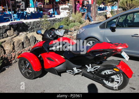 Costa Adeje, Tenerife, Spagna - 28 Luglio 2013: tre ruote di moto sportiva nel parcheggio. Foto Stock