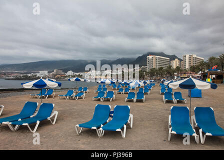 Blue chaise longue su una spiaggia in Tenerife. Foto Stock