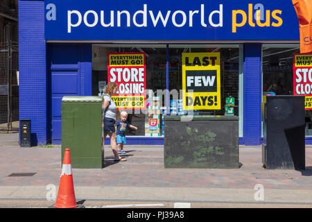 Poundworld Plus su Orpington High Street, con la chiusura di vendita, nella corsa fino a Brexit, London Borough of Bromley, Regno Unito Foto Stock