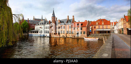 Vista panoramica dei colorati edifici di Bruges Belgio riflettendo sul canal grande di acqua Foto Stock