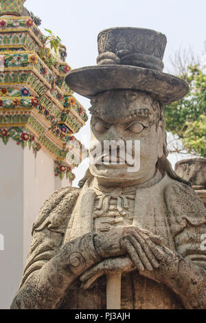 Guerriero cinesi statua al Wat Po o Tempio del Buddha reclinato. Bangkok, Tailandia. Foto Stock