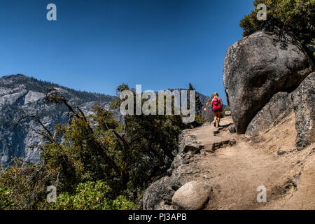 Una donna escursioni a piedi il sentiero Four-Mile da Yosemite Valley a Glacier Point nel Parco Nazionale di Yosemite.