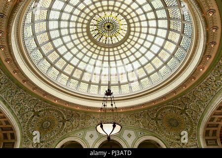 La magnifica Cupola di Tiffany in Chicago Cultural Center Foto Stock